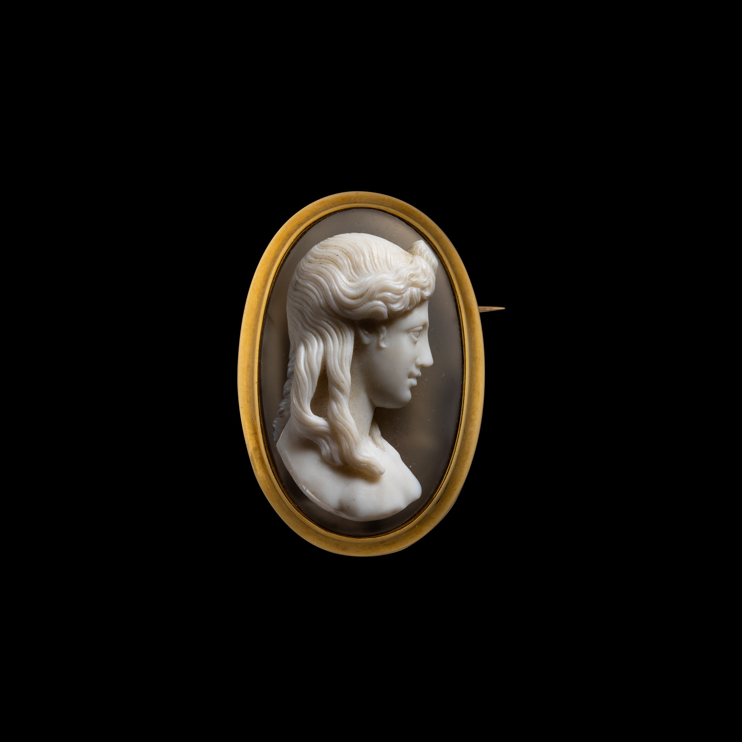 A gold brooch set with a fine Neoclassical agate cameo. Bust of Isis. 